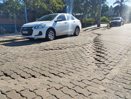 Calçamento cedeu em frente ao Ciep