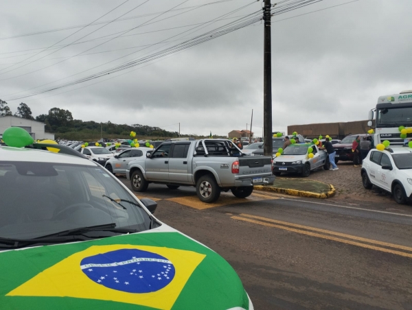 Carreata da Direita reuniu 323 veículos 