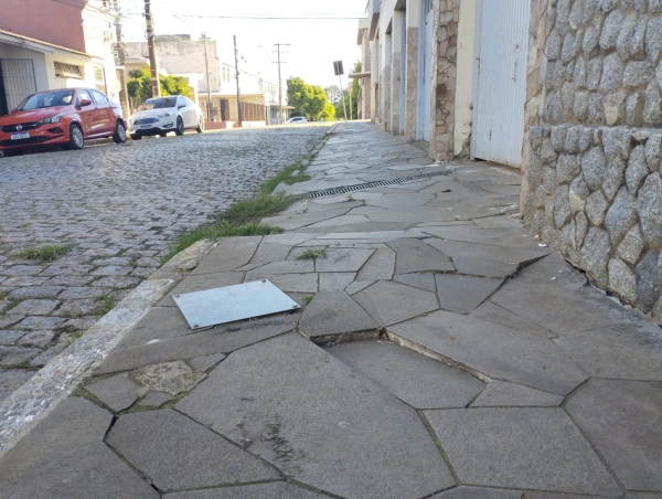 Aposentado cai devido a buraco na calçada da Rua General Portinho