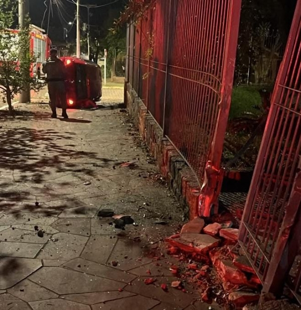 Carro com cinco jovens capota no Bairro Soares