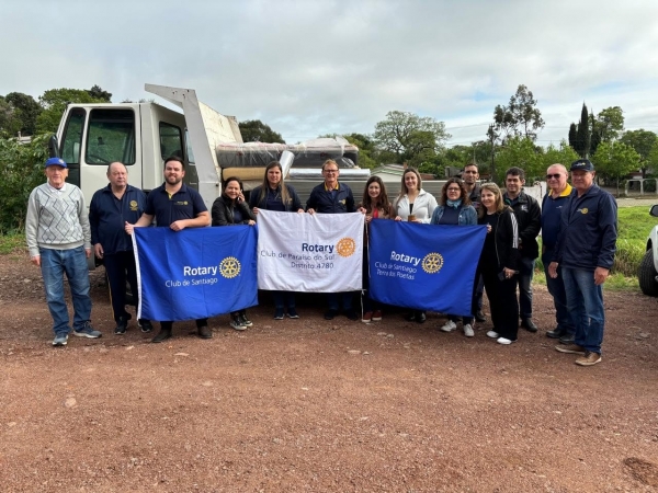 Rotary de Paraíso do Sul doa telhas, colchões e roupas para Santiago