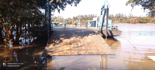 Rio Jacuí sobe e balsa suspende travessia na Moron