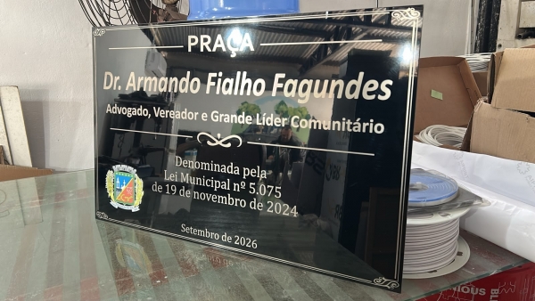 Prefeitura inaugura placa na Praça Armando Fialho Fagundes 
