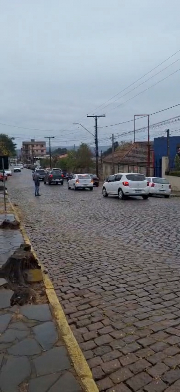 Óleo nos paralelepípedos causa acidentes na Rua Bento Gonçalves 