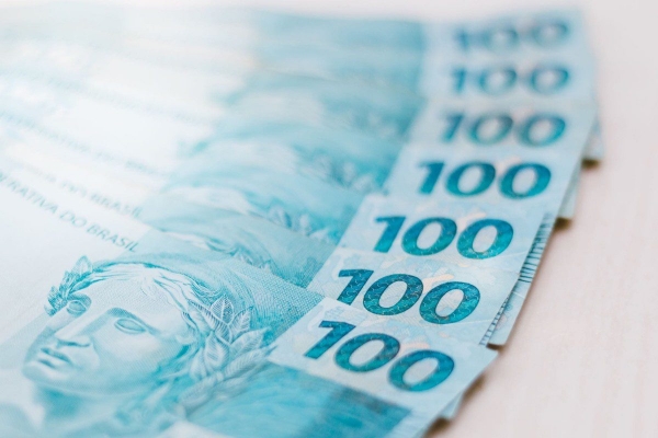 Nota falsa de R$ 100,00 é repassada em quadra esportiva