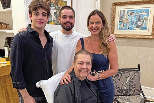 Faustão surge em cadeira de rodas em registro raro com a família