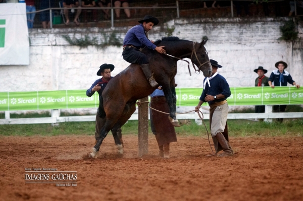 Romário Arce é o campeão da gineteada em Cachoeira do Sul 