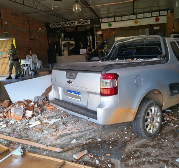 Picape invade casa noturna na Imigrantes