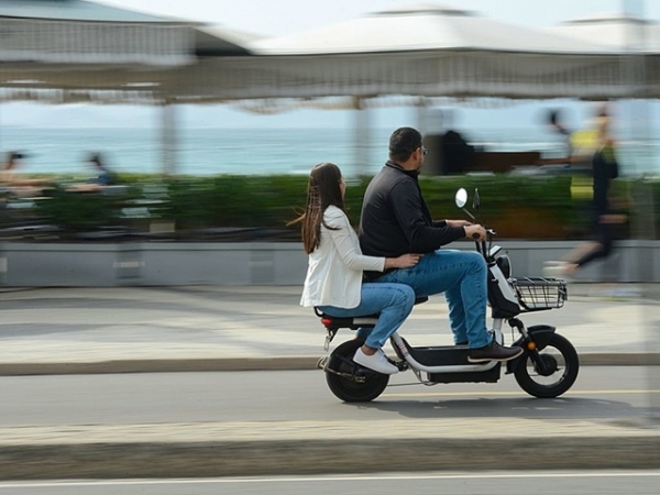 Vereadora Juliana sugere regulamentação municipal para motos elétricas 