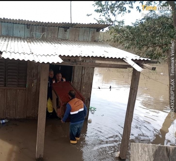 Inicia a remoção de famílias do Cristo Rei por causa da enchente do Rio Jacuí 