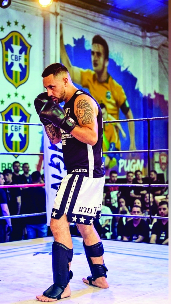 André Escobar atrás de apoio para luta de kickboxing