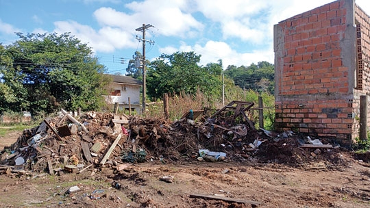 Bairro Cristo Rei está sob esgoto e muito entulho