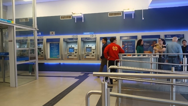 Caixa caminha para segunda semana em greve