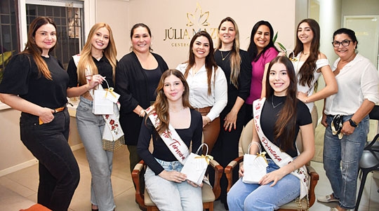 Corte do Broto visita madrinha Júlia Mazuim