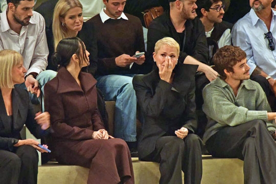 Xuxa Meneghel se emociona durante desfile da grife de Sasha Meneghel