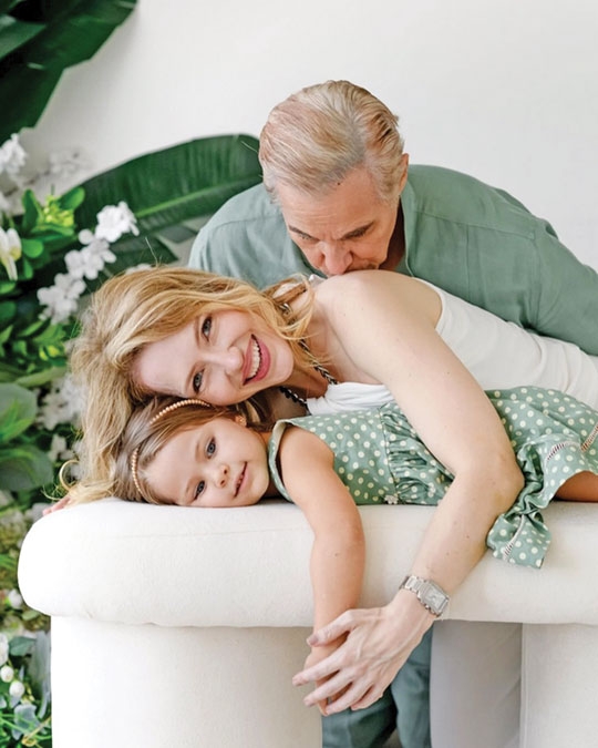 Edson Celulari aparece em ensaio com a mulher e a filha caçula