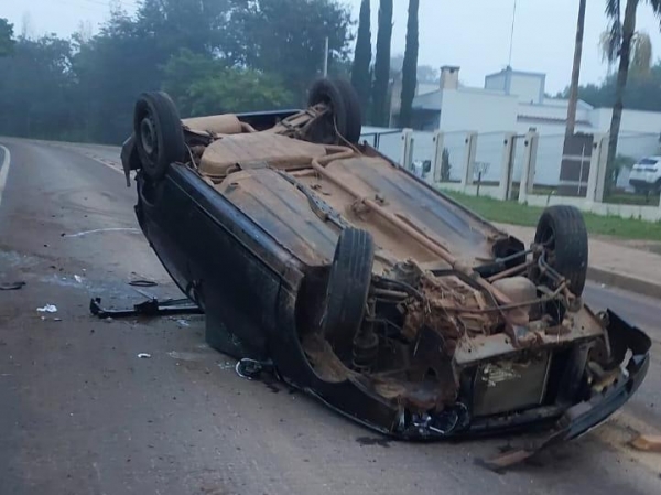 Motorista desvia de cão e carro capota na Volta da Charqueada 