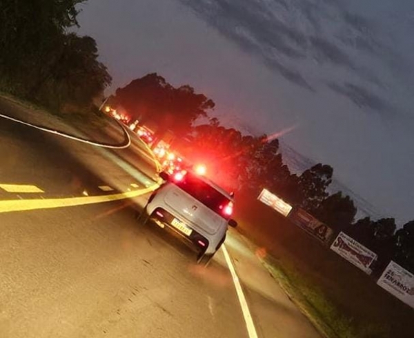 Operação para remover carreta acidentada fecha a BR 153