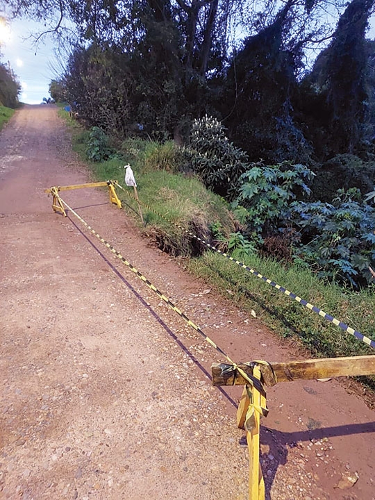 Erosão ameaça poste no Santo Antônio