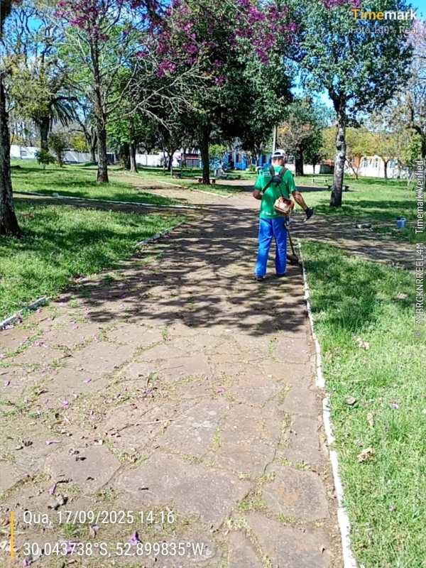 Prefeitura faz força tarefa para limpeza em praças