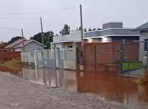 Drenagem precária causa alagamento no Prado