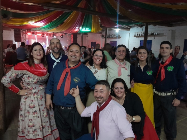 Baita festa gaúcha no CTG Estância do Chimarrão