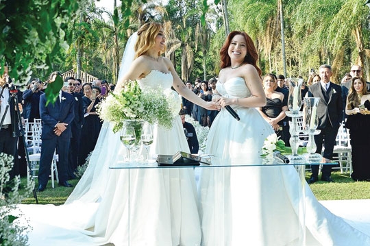 Mari Fernandez e Julia Ribeiro se casam em Fazenda