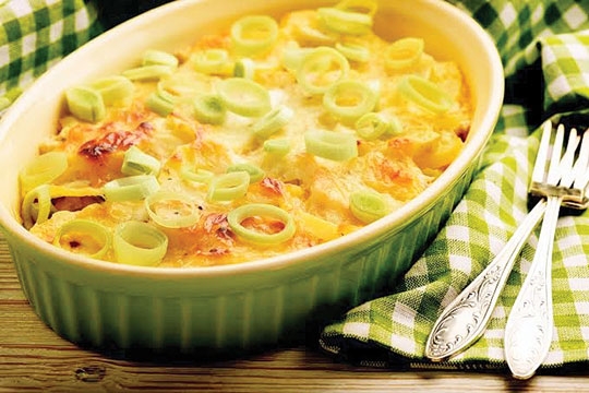 Gratinado de batatas com alho-poró e queijo colonial