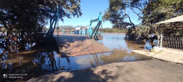 Rio Jacuí sobe e balsa suspende travessia na Moron 