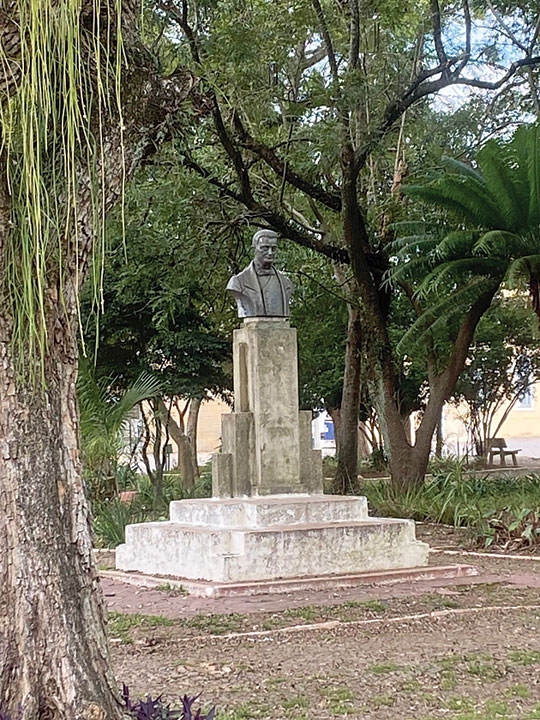 Um busto para o comendador