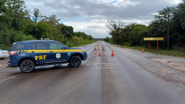 Enchente causa bloqueio total da BR 153 em Cachoeira do Sul 