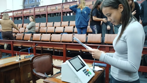 TRE-RS debate democracia e voto com estudantes na Câmara de Vereadores