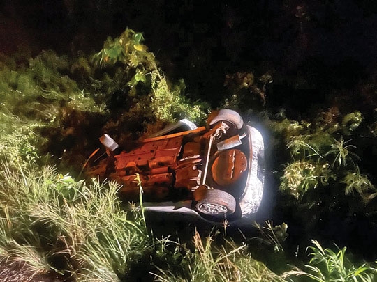 Carro capota e condutora fica ferida