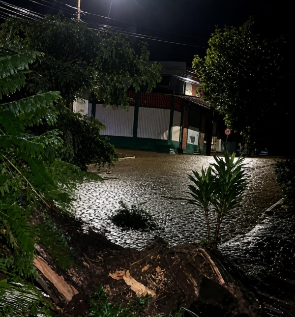 Trânsito está bloqueado na Rua João Trevisan 