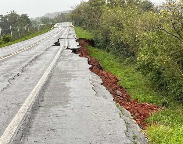 Deslizamento de terra deixa BR 153 em meia pista em Cachoeira do Sul