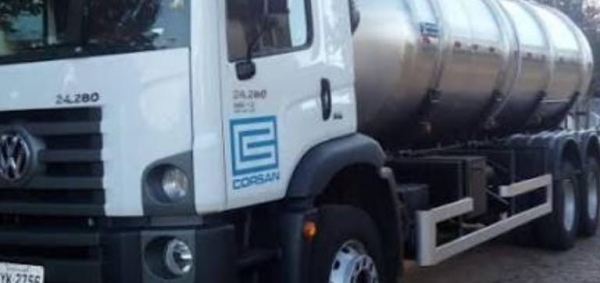 Corsan usa caminhão-pipa para atender a Vila Piquiri