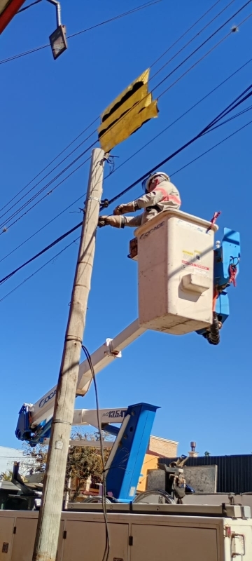 800 quilos de fios foram retirados na Rua Júlio de Castilhos 