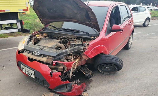 Acidente na BR 153 leva motorista para o HCB