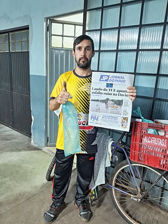 Homens que pedalam as notícias