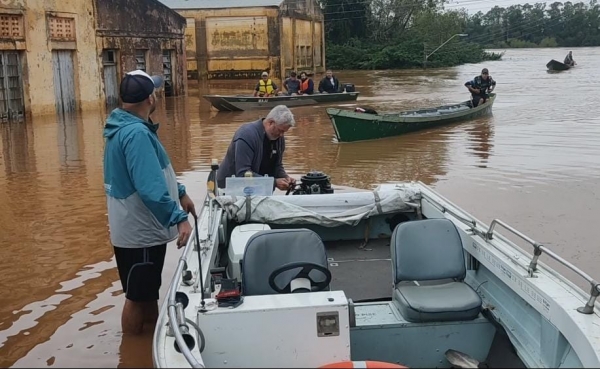 Barcos são usados para pessoas deixarem Cachoeira do Sul