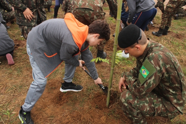 13º GAC comemorou 117 anos com plantio de árvores