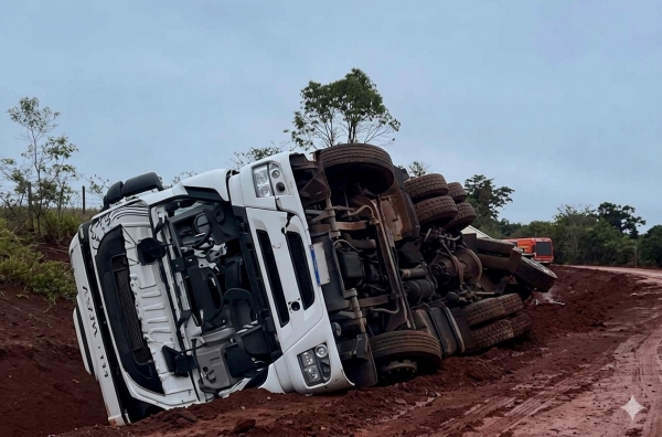 Carretas viram na estrada de Rio Pardo