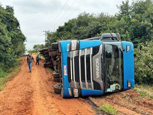 Carreta vira por falta de ponte