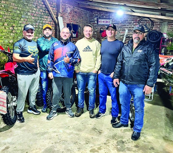 Motociclistas aceleram sonho de pista de velocross