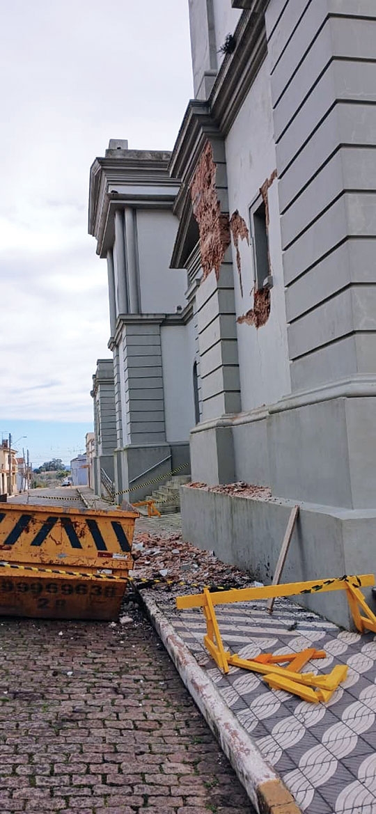Sem previsão para o reboco da catedral