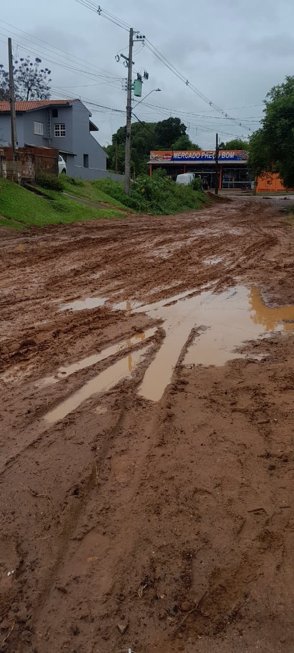 Moradores do Bairro Bom Retiro reclamam do abandono da Rua Rui Ramos