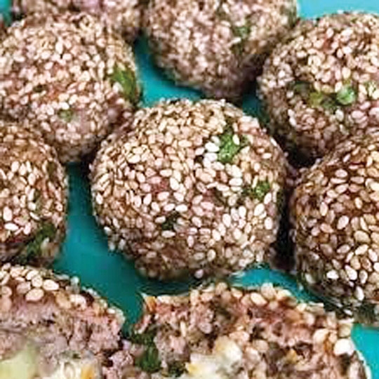 Almôndegas recheadas com queijo e crosta de gergelim 