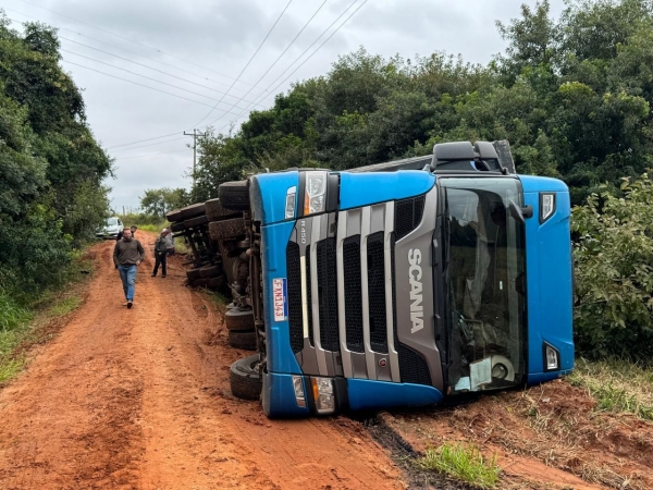 Carreta boiadeira vira por causa da falta de ponte no Bosque