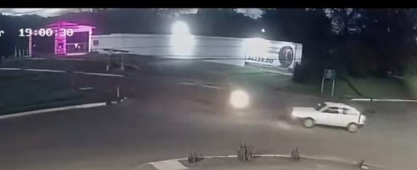 Colisão entre carro e moto leva gestante para o HCB 