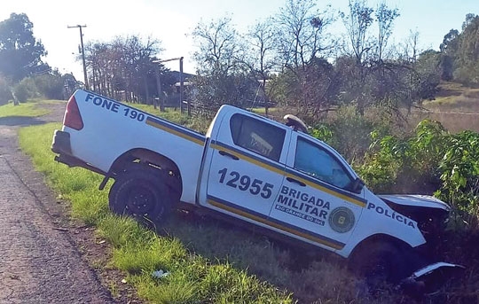 Rodado de carreta atinge viatura